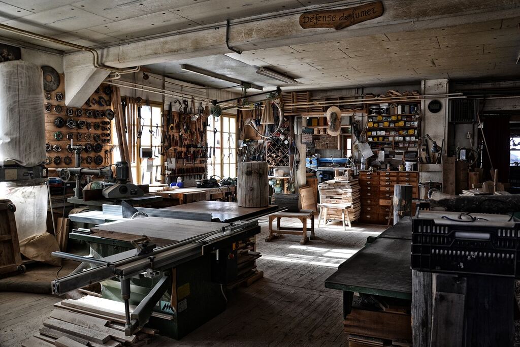 Werkstatt eines Handwerksbetriebs mit Maschinen und Werkzeug