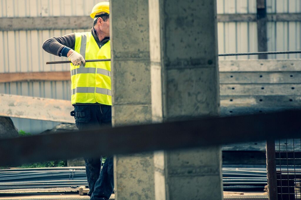 Bauarbeiter mit Helm und Warnweste auf einer Baustelle